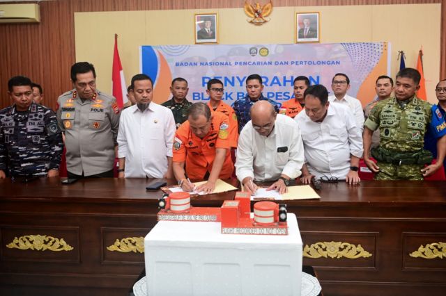 Gubernur Sulsel Saksikan Penyerahan Black Box Pesawat ATR 42-500 PK-THT