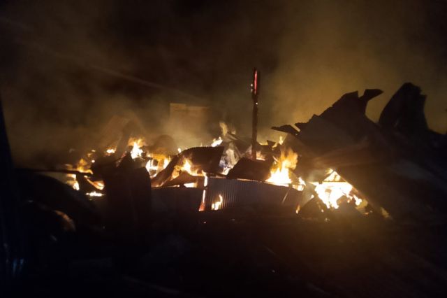 Kebakaran Hebat Melanda Pasar Andi Tadda Dini Hari Tadi