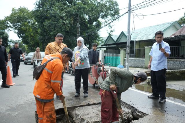 Aspirasi Warga Didengar, Munafri Turun Langsung Bersama Dinas PU Benahi Jalan Garuda