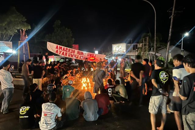 Aksi Siang Hingga Malam, Massa di Tarengge Terus Suarakan Pemekaran Luwu Raya