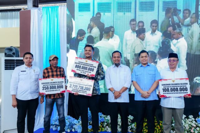 Gubernur Sulsel Serahkan Bantuan Bibit, Green House hingga Kapal Nelayan untuk Warga Bantaeng