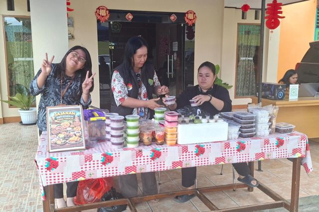 Viral! DWP Kemenag Tana Toraja Hadirkan Bazar Takjil Murah