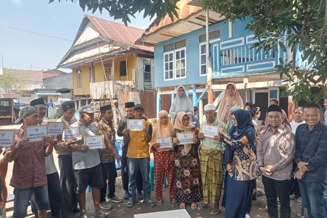 Gubernur Sulsel Salurkan Bantuan bagi 9 Rumah Korban Angin Puting Beliung