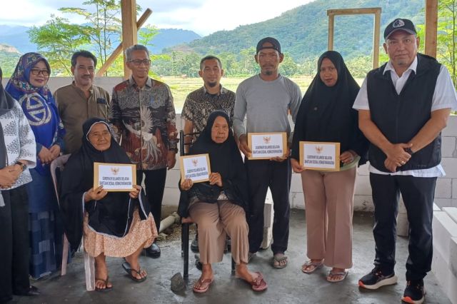 Gubernur Sulsel Salurkan Bantuan Korban Kebakaran di Bua Luwu
