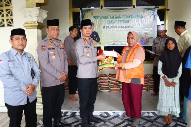 Disaksikan Ketua BAZNAS, Kapolres Palopo Serahkan Zakat Fitrah Secara Langsung