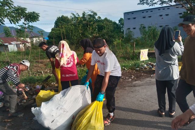 Momen Hari Raya! Palopo Dikejutkan Aksi Akhmad Syarifuddin Bergelut Dengan Sampah