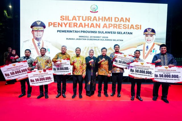 Gubernur Sulsel Serahkan Ratusan Penghargaan Bagi Kepala Daerah, Kades hingga Siswa Berprestasi