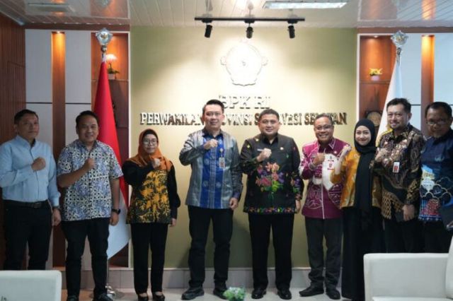 Bappeda Dampingi Wali Kota Makassar Serahkan Laporan Keuangan PD Langsung ke BPK RI