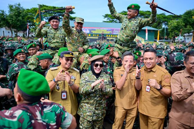 Wagub Sulsel Berbaur dalam Yel-Yel Peserta Komcad ASN di Gowa