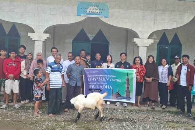 Jelang Idul Adha, DWP IAKN Toraja, Serahkan Bantuan Satu Ekor Hewan Qurban