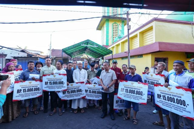 Gubernur Sulsel Salurkan Bantuan Sosial dan Rehabilitasi Rumah Korban Kebakaran