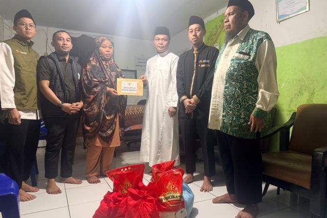 Gubernur Sulsel Salurkan Bantuan untuk Keluarga Bocah Korban Tenggelam di Pantai Depan Masjid 99 Kubah