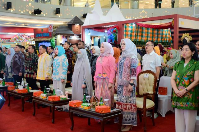 Fatmawati Rusdi Apresiasi Antusiasme Peserta Saat Meninjau Stan 46 Tahun Dekranas