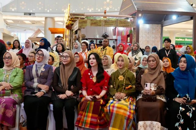 Arumi Bachsin Puji Pameran Kriya dan Wastra 46 Tahun Dekranas di Sulsel