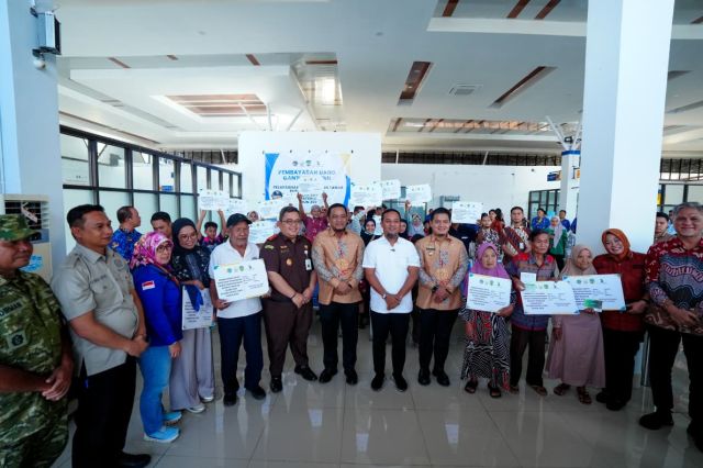 Bandara Bua Bakal Diperpanjang, Gubernur Sulsel Serahkan Ganti Rugi ke 50 Pemilik Lahan