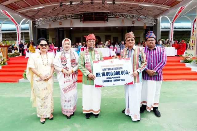 Gubernur Sulsel Serahkan Bantuan Keuangan Rp10 Miliar di Hari Jadi Toraja Utara ke-18