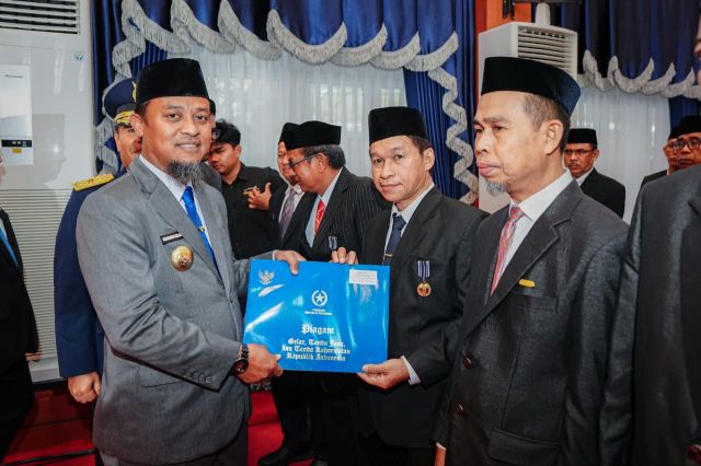 Gubernur Sulsel Sematkan Satyalencana Karya Satya kepada 398 PNS Pemprov