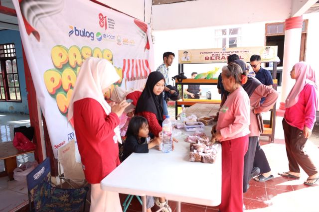 Tak Sampai 1 Jam, Kebutuhan Pokok di Pasar Pangan Murah Mare Hampir Habis Diserbu Warga