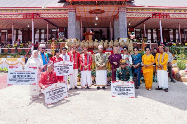 Gubernur Andi Sudirman Serahkan BK Rp7 Miliar, Bantuan Pertanian hingga Hibah Rumah Ibadah untuk Tana Toraja