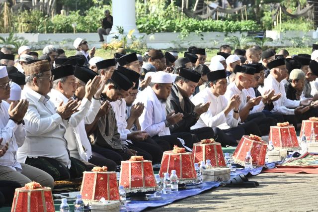 Di Tengah Kemarau Panjang, Gubernur Sulsel Bersama Ribuan Warga Gelar Salat Istisqa