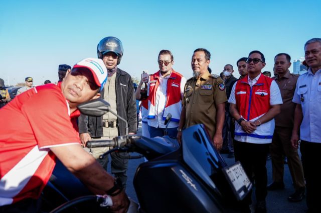 Gubernur Sulsel Tinjau Pengisian BBM Kendaraan Roda Dua di Modular SPBU Kawasan CPI
