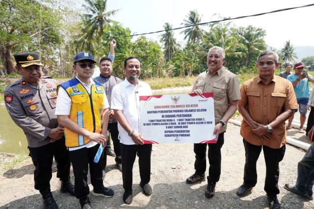 Gubernur Sulsel Serahkan Bantuan 10 Unit Pompa Ponton untuk Petani Pinrang