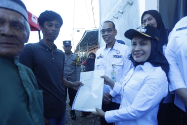 Walikota Palopo Serahkan Sertifikat Tanah Warga Kelurahan Salotellue