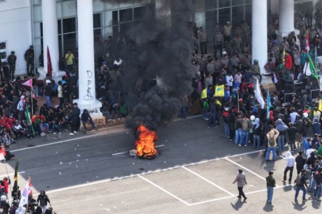 Aliansi Rakyat dan Mahasiswa Gelar Aksi: Demo Berakhir Ricuh