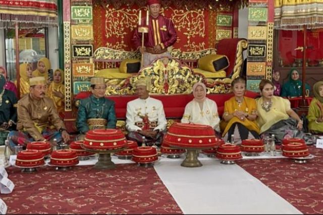 Menteri Agama RI Terima Gelar Adat "To Makkadangnge ri Labutikka" dari Kedatuan Luwu