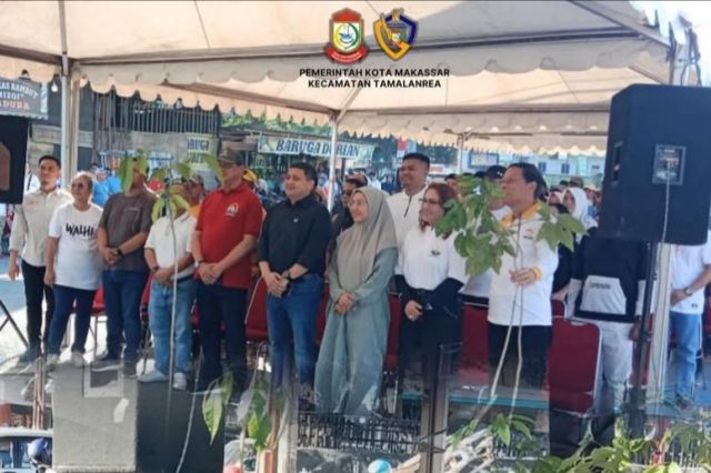 Camat Tamalanrea Dampingi Wali Kota dan Ketua PKK Makassar Tanam Pohon Tabebuya Carbon Sink