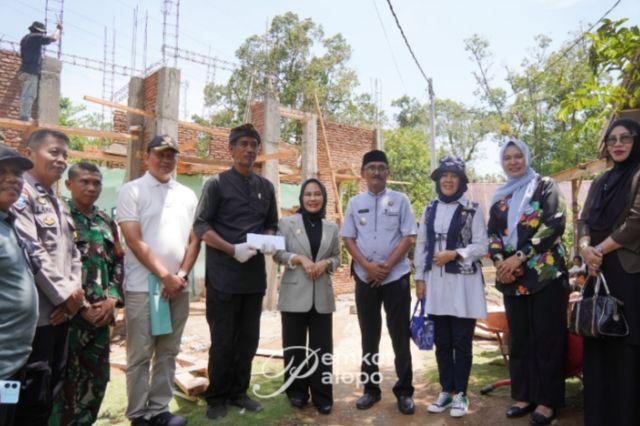 Walikota Palopo Salurkan Sedekah Jumat dan TIinjau Pembangunan Masjid Babul Jannah