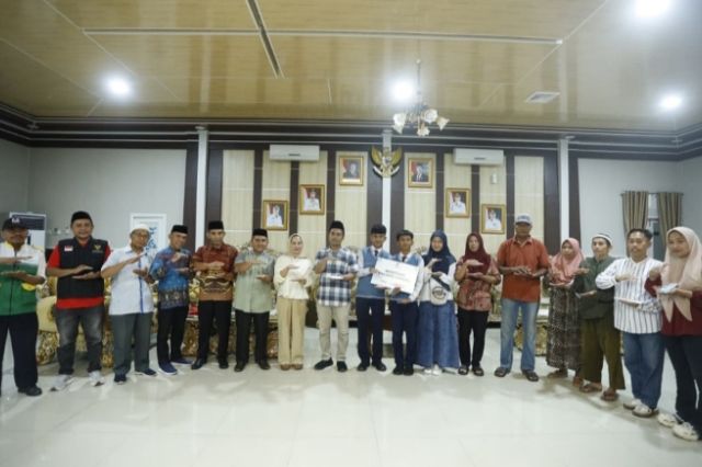 Wali Kota Palopo Serahkan Bantuan BAZNAS kepada Masyarakat Tidak Mampu