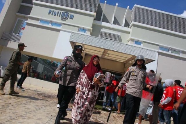 Eksekusi Hotel Platinum Berlangsung Tegang, Petugas Evakuasi Keluarga Pemilik