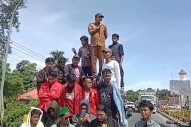 Demo Aliansi Luwu Raya: Bupati Lutra Turun Langsung Sampaikan Orasi