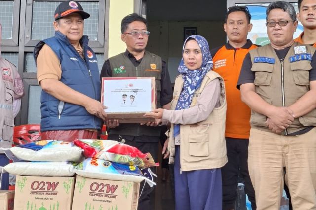 BPBD Sulsel Serahkan Bantuan Logistik Ke Pengungsi Banjir Kelurahan Katimbang