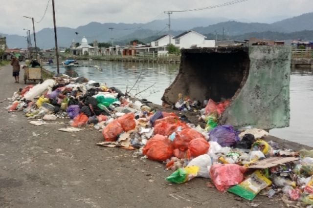 Sampah Menumpuk di Pinggir Sungai, Warga Kritik Minimnya Penanganan