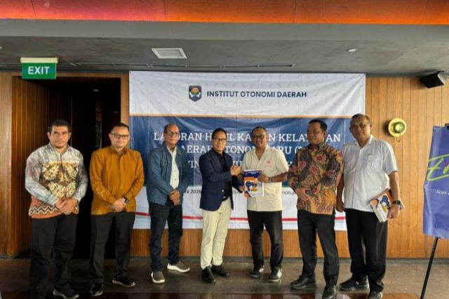 Wawali Kota Palopo Bersama Bupati LuwuTerima Naskah Akademik Dari Tim IOTDA