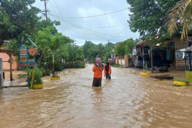 Sungai Larompong Meluap! Banjir Lumpuhkan Jalan dan Ratusan Rumah Terendam