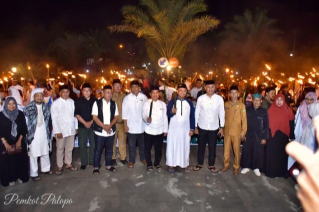 Ribuan Warga Kota Palopo Gelar Pawai Obor, Sambut Iduladha 1447 Hijriah