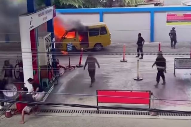 Warga Palopo Dihebohkan, Mobil Pete-Pete Terbakar Saat Isi BBM di SPBU