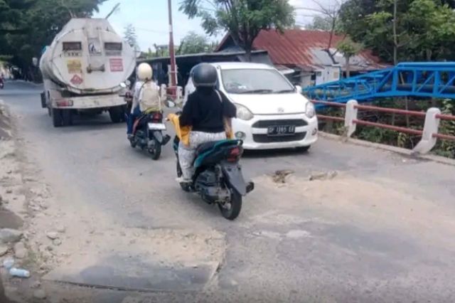 Jembatan Ahmad Razak Rusak Parah, Pengendara Dipaksa Bertaruh Keselamatan