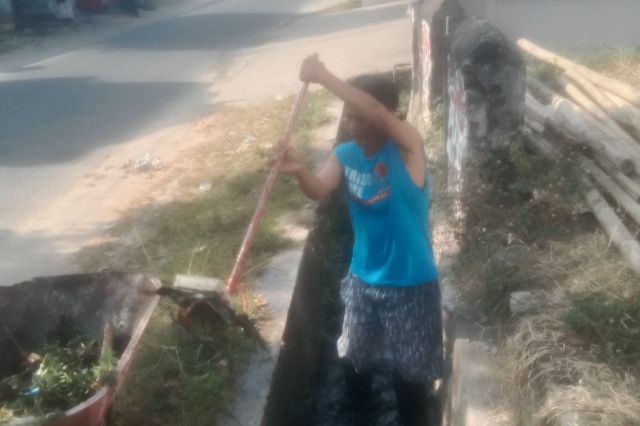 Tak Kenal Lelah, RT Amassangan Rutin Turun ke Selokan: Sampah Musuh Bersama!
