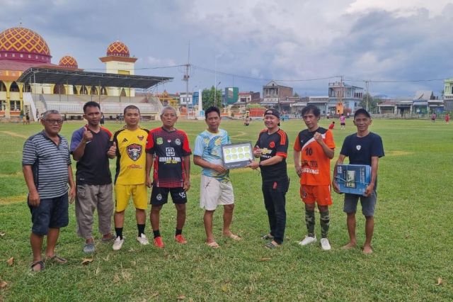 Ismail Aksa Serahkan Bantuan Pribadi 8 Lampu Sorot Untuk Lapangan Andi Takko Tanrutedong