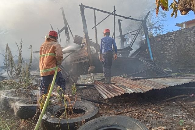 Kebakaran Hebat di Bukit Harapan Parepare, Tiga Rumah Hangus Terbakar