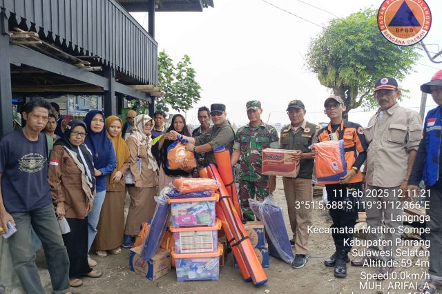Kepala Pelaksana BPBD Pinrang Pimpin Penyerahan Bantuan untuk Korban Abrasi di Minanga Kae