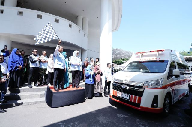 Pemprov Sulsel Luncurkan MICU, Mobil Ambulans Pertama yang Dilengkapi Ruang Operasi