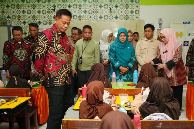 Pj Gubernur Sulsel Prof Fadjry Djufry Kembali Tinjau Pelaksanaan MBG di Kota Makassar