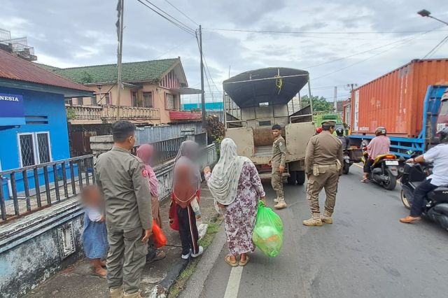 Satpol PP Parepare Amankan Ibu dan Anak Mengemis di Lampu Merah