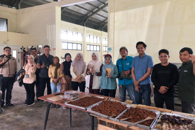 Tim BRI dan Program YESS Perkuat Pengembangan Usaha Gula Aren dan Klaster Sapi Jagung Petani Milenial Maros