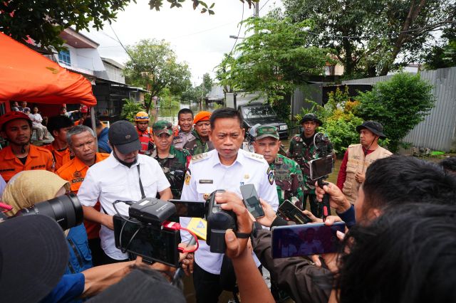 Tinjau Lokasi Banjir di Makassar, Prof Fadjry Djufry Harap Ada Solusi Permanen untuk Warga Terdampak